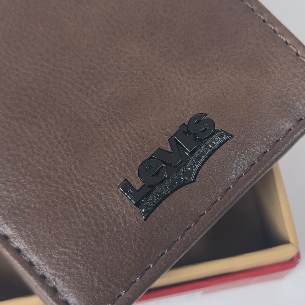 Levi's® Men's Bifold Wallet - Classic Brown - Picture 5 of 5
